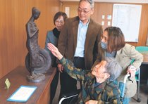 無事故願う「命の像」今も　重倉さん（南砺）次男供養に寄贈、５８年ぶり井波小で再会