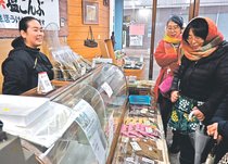 昆布文化、見て触れて　富山市で街なか専門店ツアー