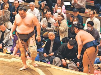 朝乃山復活、万雷の拍手　「若手に負けない相撲を」