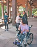 車いすで勝興寺拝観　スロープ用意、段差解消