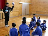ブラインドサッカー用のボールを説明する講師（左）