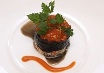 イカとイカスミの軽い煮込み　トマトソース