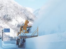 春へ雪飛ばす　アルペンルート除雪