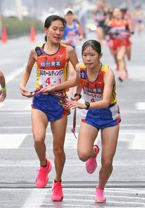 女子４位の仙台育英、大沢野中出の１年生コンビ快走　１区長森が２区黒川へたすき