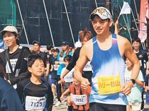 ゲストのハリー杉山さん、ランナー励まし快走　魚津しんきろうマラソン
