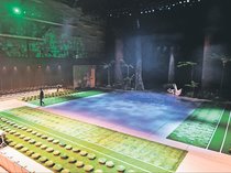 ディノアライブ３日開演　氷見 芸術文化館、恐竜ショー会場設営