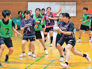 敗退チームが参加、交流試合スタート　春中ハンド第２日