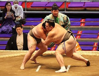 朝乃山、復帰戦は白星　大相撲名古屋場所２日目