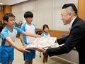 ミニ菅笠を福岡小６年に贈呈　高岡商工会福岡支部