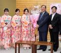 首相に「古河桃むすめ」から花束