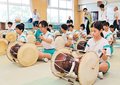 韓国の打楽器楽しい　南砺・福光南部小児童、チャング演奏体験