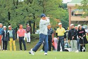 ティーショットを放つ西田大会長＝ゴルフ倶楽部ゴールドウイン