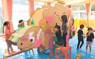 だまされんザウルスの模型に色を塗る園児