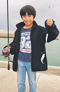 釣果はいけん<br />アジ体長１５センチ　荻布萬吏（ばんり）さん（９）富山市婦中町分田