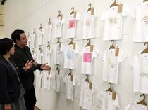 赤ちゃんの絵、Ｔシャツに　県美術館で展示
