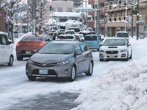 車「スタック」多発、各地で渋滞　県内大雪、除雪中５人けが