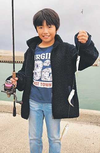 釣果はいけん<br />アジ体長１５センチ　荻布萬吏（ばんり）さん（９）富山市婦中町分田