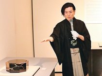 城端蒔絵の現在形見て　１６代小原治五右衛門さん東京で個展、４５０年記念で開催