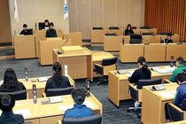 射水市長と議長は私たち　市内の小６が議会体験