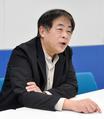 　インタビューに答える谷口悟朗監督＝東京都内
