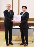文科相、学校裁量で授業５分短縮