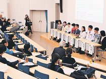 県内中学生、医師や看護師から仕事の魅力学ぶ　富山大で将来見つめる座談会