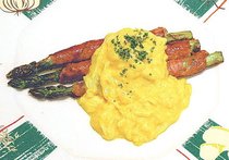 スクランブルエッグとアスパラ生ハム巻きバターソテー添え