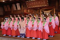 ３８人が福ひめに　県護国神社で認証式