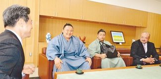 「子どもの目標になる」　朝乃山、射水市長と懇談