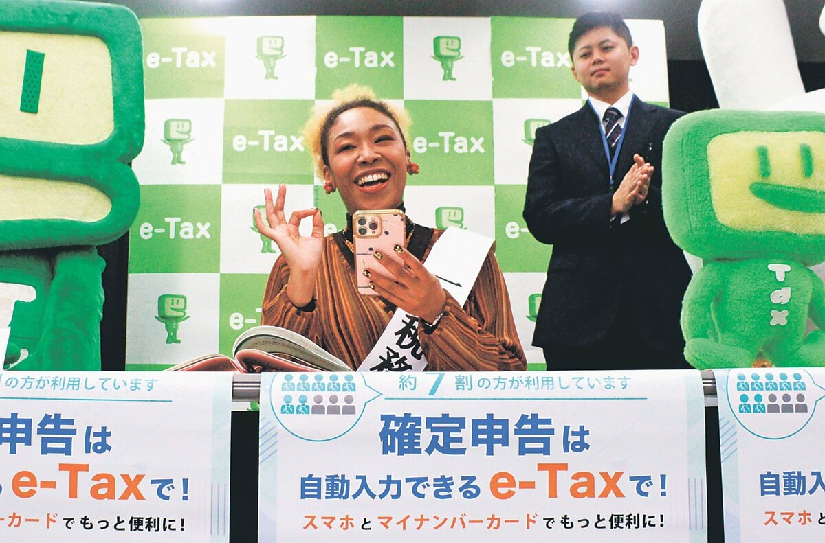 魚津税務署「一日税務署長」ＣＨＩＫＯさん、電子申告の利便性ＰＲ｜北日本新聞webunプラス