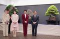 天皇ご一家、国風盆栽展を鑑賞