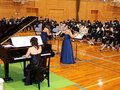 グランドピアノ新調　南砺・吉江中、記念コンサート開く