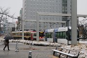 うっすらと雪が積もった富山駅前