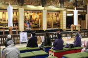 ろうそくの火が揺れる厳かな雰囲気の中、営まれた御正忌報恩講＝勝興寺