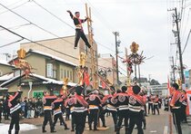 勇壮にはしご登り　小矢部で出初め式