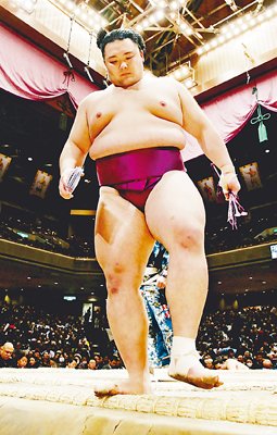 朝乃山、阿炎押し出し初白星　初場所６日目