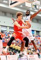 富山-神戸 第2Q、ゴール下からディフェンスの隙を突いて鋭いパスを出す宇都