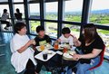 景色眺めスイーツ満喫　小矢部・クロスランドで空中カフェスタート