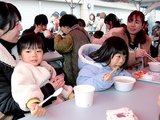 熱々の鍋料理を味わう来場客＝高岡市宮脇町
