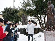 郷土の偉人の功績学ぶ　氷見・湖南小児童が剣豪・斎藤弥九郎ゆかりの地巡る