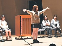 自作の英語劇披露　富山外国語専門学校、情感込め文化発表会