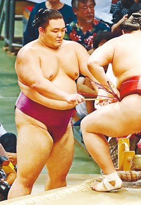 迷いなく踏み込み　朝乃山、２大関に勝ち中盤戦へ