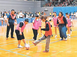 共生社会の輪広げよう　氷見、スポーツや文化 笑顔で交流