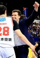 福岡－富山　第４Ｑ、試合終了まで１分を切り、勝利を確信して選手と抱き合う富山のダビー・ゴメスヘッドコーチ