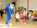 カターレ選手と一緒にサッカー　富山・東山保育所