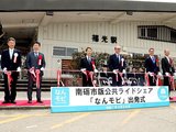 出発式でテープカットをする田中市長（左から４人目）ら関係者