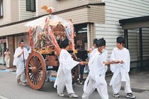 みこし練り安全祈願　富山・山王まつり、宮司ら氏子町巡る