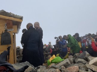 安全登山願う強い思いに触れた　薬師岳山頂に初の薬師三尊像安置、記者も同行【動画あり】