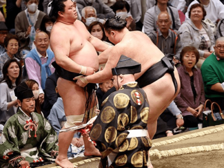 幕内朝乃山２連勝、得意の右四つ万全　大相撲夏場所２日目