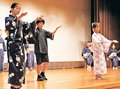 おわら踊り、児童が体験　越中八尾観光会館、合併２０年で地域文化学ぶ
